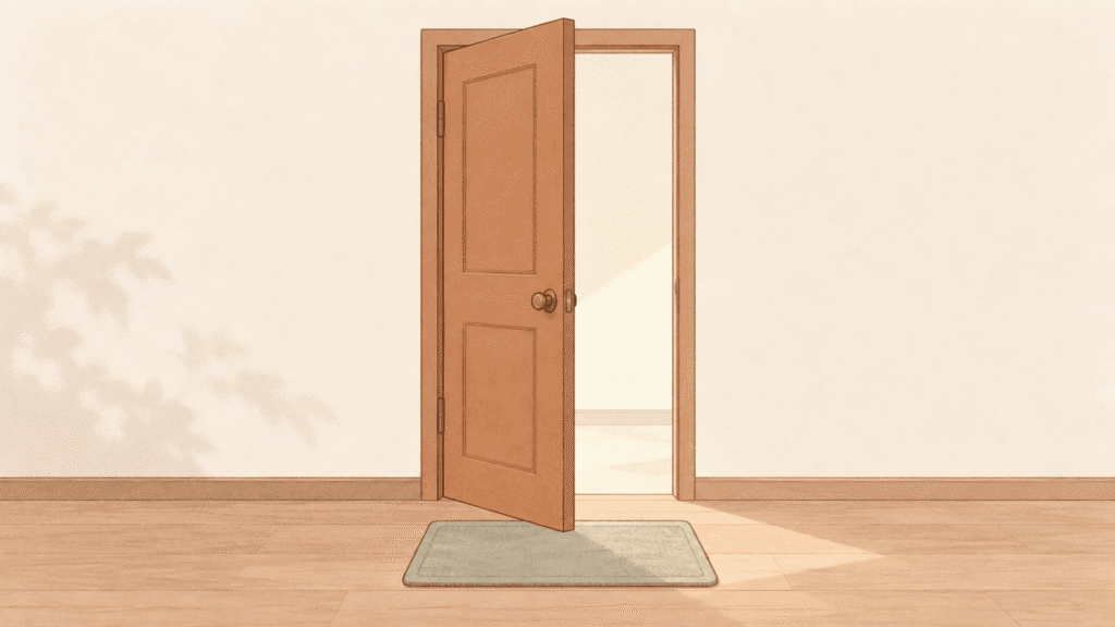 閉じても開ききってもいない、途中まで開いたドアと、足もとのマットのイラスト